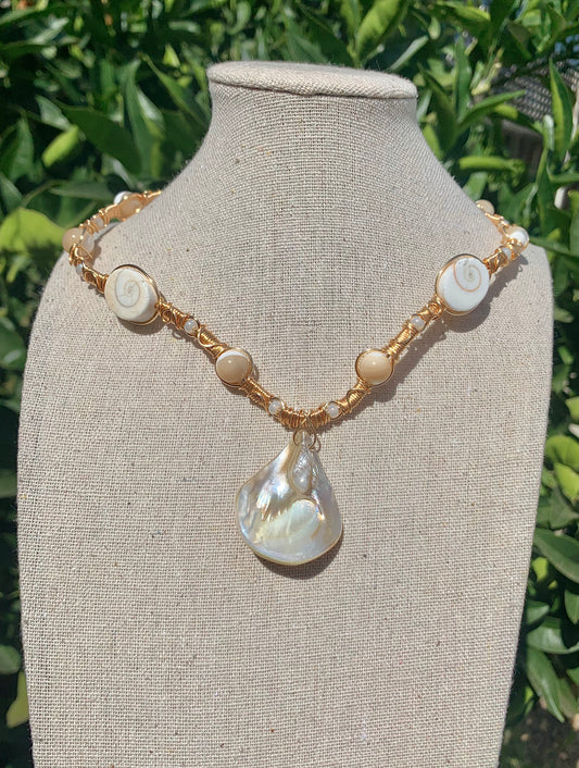 Diosa shell necklace